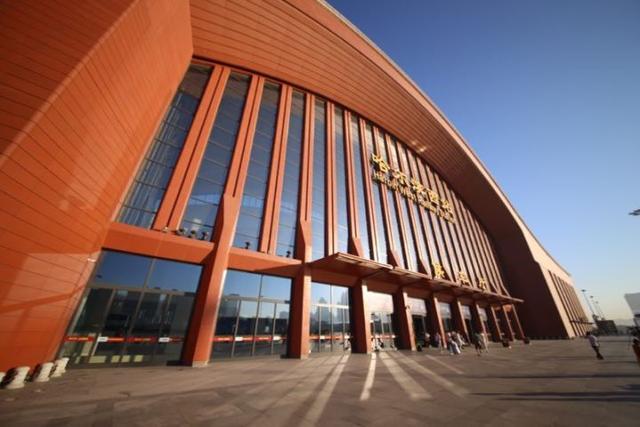 ‘开云电竞app下载安装’美因茨中场膝盖撞对手裆部 膝关节错